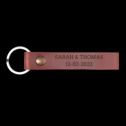 Brown leather keychain with metal ring, engraved SARAH & THOMAS and date 12-02-2022.